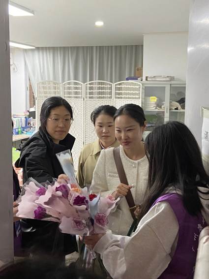 一群男人和女人站在桌子上

AI 生成的内容可能不正确。