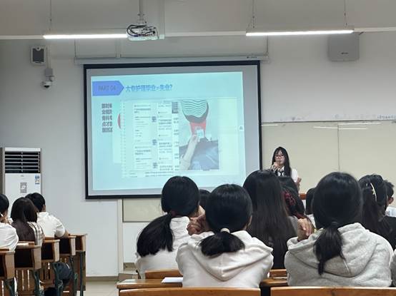 会议室里的人们

描述已自动生成