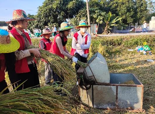 图片包含 草, 户外, 人, 男人

AI 生成的内容可能不正确。