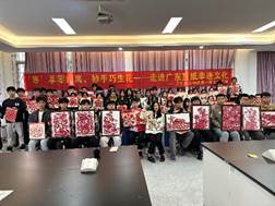 一群人站在室内

描述已自动生成