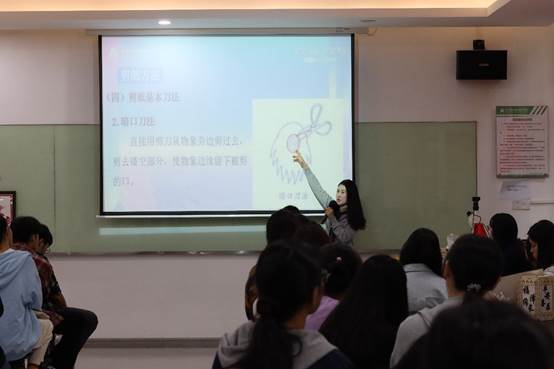 一群人在台上演讲

描述已自动生成