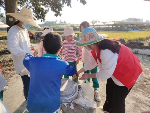 图片包含 人, 户外, 小孩, 草

AI 生成的内容可能不正确。