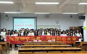 会议室里的人们

中度可信度描述已自动生成