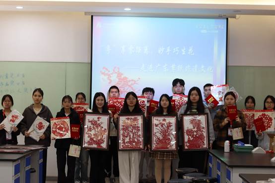 一群人站在桌子边

描述已自动生成