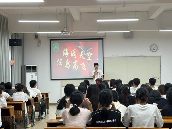 会议室里的人们

描述已自动生成